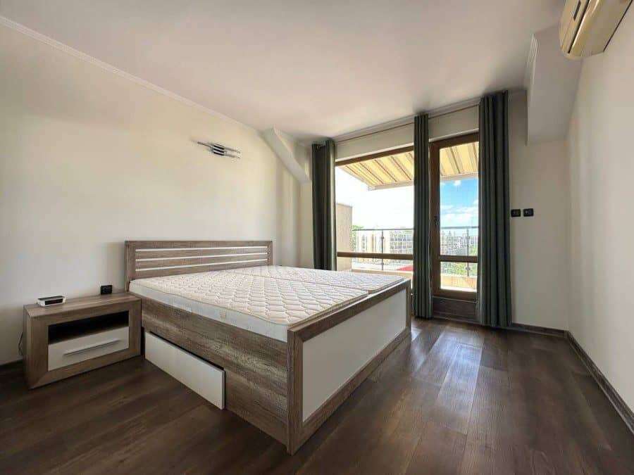Modern 1-Bed Top Floor Apartment in Sunny Beach Apartment with balcony and sea view near the beach in Sunny Beach, Bulgaria.