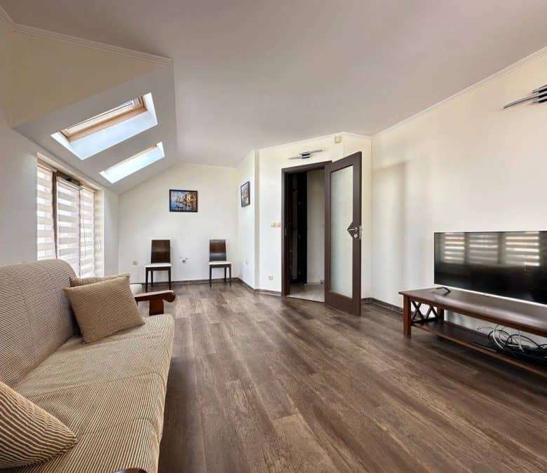 Bright top floor 1-bedroom apartment in Tarantula complex, Sunny Beach, near the sea.