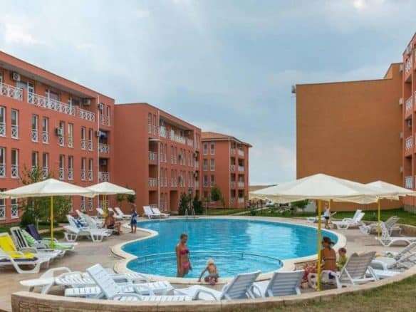 Furnished 1-bedroom apartment near Sunny Beach with access to a shared pool. Close to the sea, ideal.
