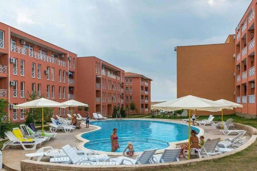 Furnished 1-bedroom apartment near Sunny Beach with access to a shared pool. Close to the sea, ideal.