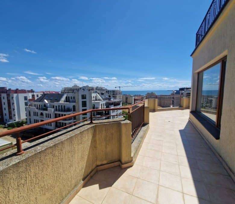 Panoramic terrace with sea views in Sveti Vlas, Antonia. Spacious top floor studio of 94 sq.m. with.