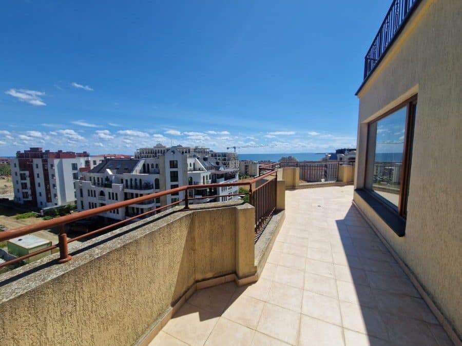 Panoramic terrace with sea views in Sveti Vlas, Antonia. Spacious top floor studio of 94 sq.m. with.