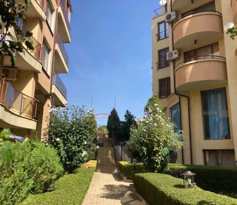 Top floor studio apartment with sea views and spacious terrace in Sveti Vlas.