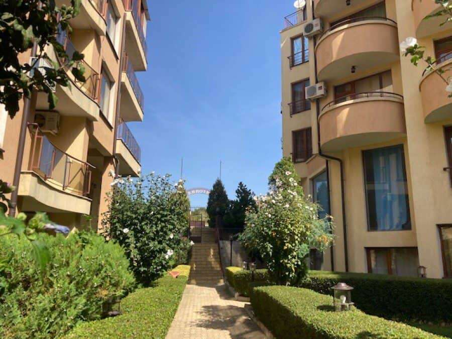 Top floor studio apartment with sea views and spacious terrace in Sveti Vlas.
