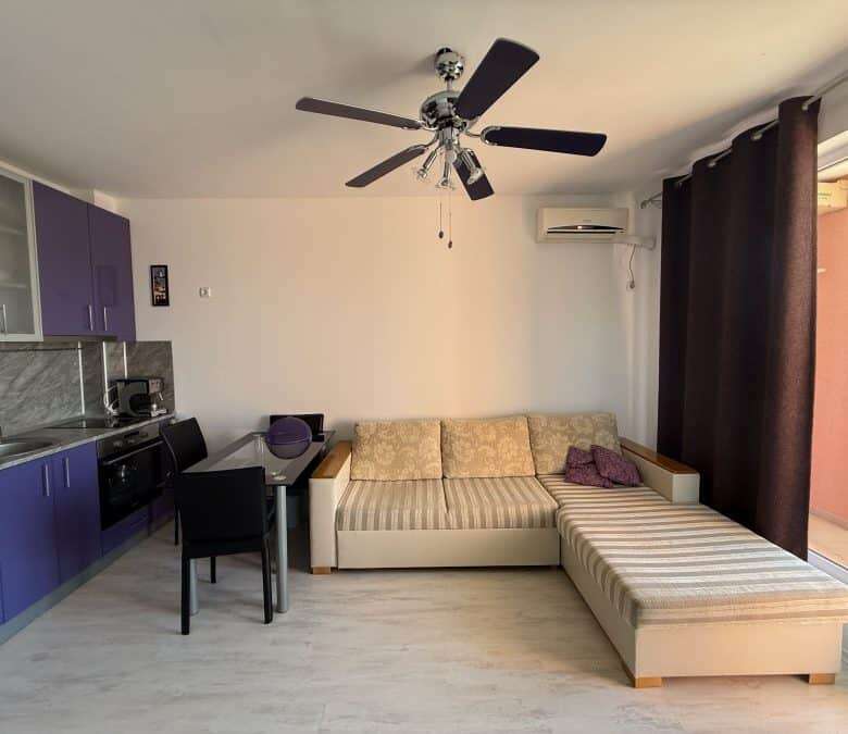 Bright 1 BED, 2 BATH fully furnished apartment with balcony, ideal for comfortable living.