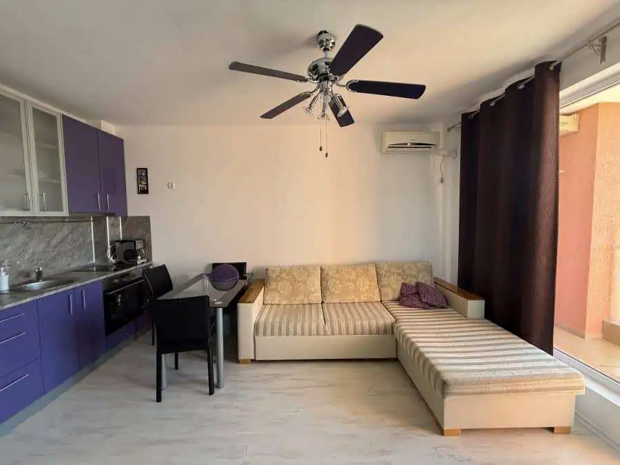 Bright 1 BED, 2 BATH fully furnished apartment with balcony, ideal for comfortable living.