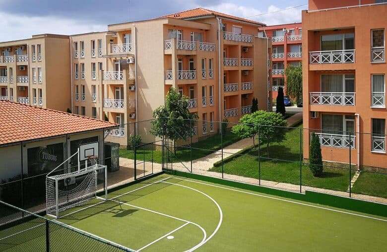 Bright, fully furnished 1-bedroom, 2-bath apartment in sunny Day 6 location.
