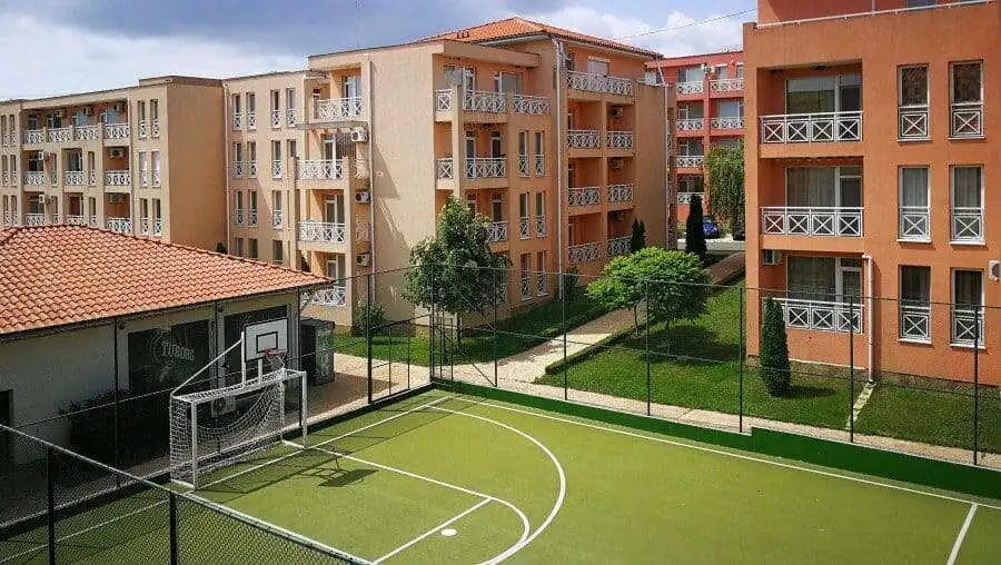 Bright, fully furnished 1-bedroom, 2-bath apartment in sunny Day 6 location.