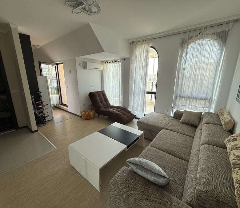 Floor apartment with a large terrace, sea views, and modern furnishings in Sveti Vlas. Perfect for s.