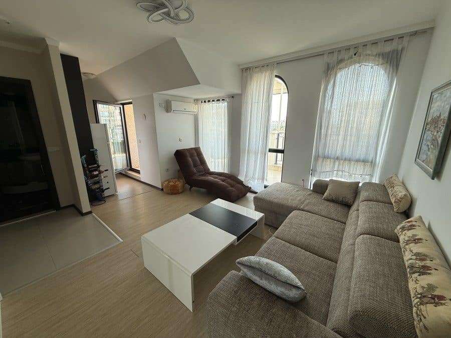 Floor apartment with a large terrace, sea views, and modern furnishings in Sveti Vlas. Perfect for s.
