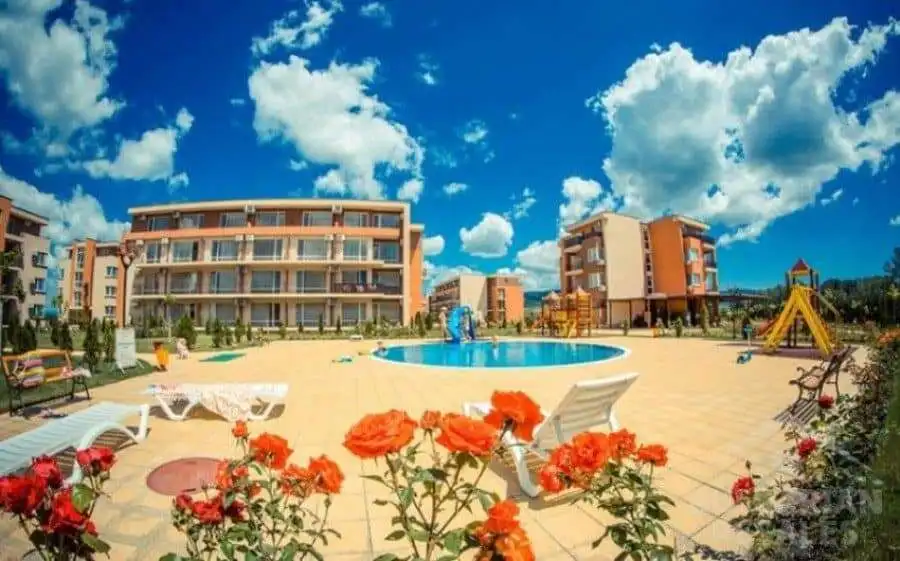 Floor 2-bedroom apartment near the sea in Holiday Fort Club.