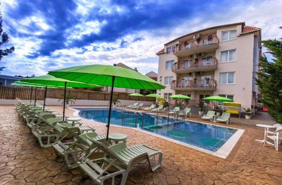 Top floor 2-bedroom apartment with pool in Sveti Vlas, close to the sea.