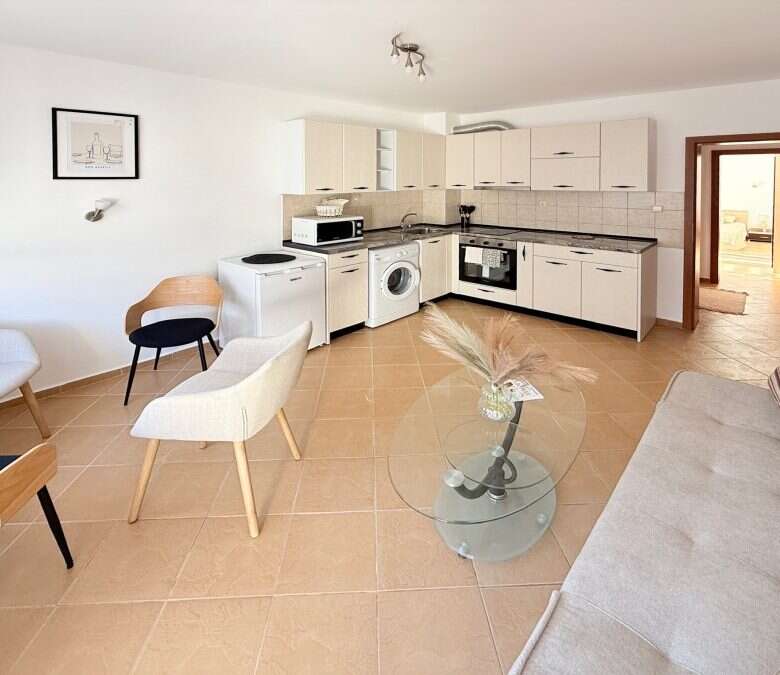 Spacious 2-bedroom apartment in Sunny Beach, 84 sq.m., near the sea, with modern furnishings.