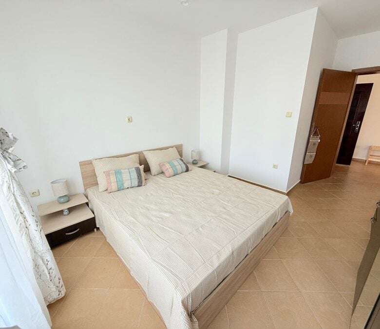 Bright apartment with spacious bedroom and modern decor, just 300m from the sea in Solis, Sunny Beac.