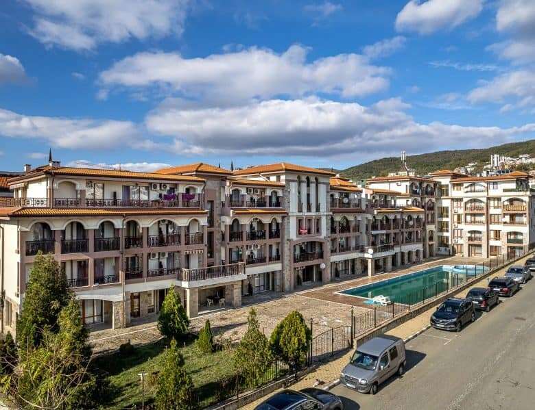 Ground floor 2-bedroom apartment in Panorama Bay 1, Sveti Vlas, just 400m from the beach.