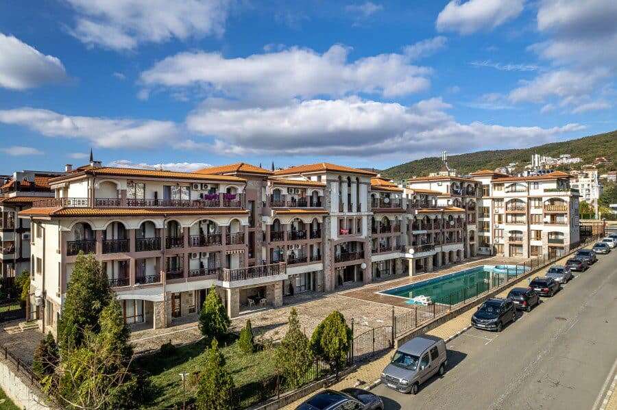 Ground floor 2-bedroom apartment in Panorama Bay 1, Sveti Vlas, just 400m from the beach.