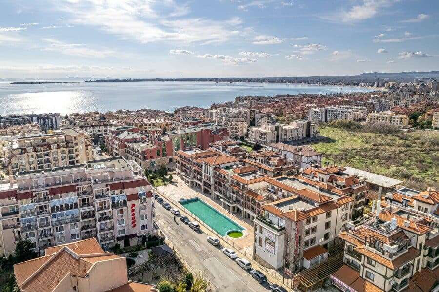 Bright, spacious 2-bedroom ground floor apartment near the sea in Panorama Bay 1.