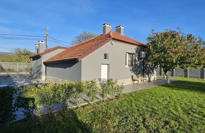 Charming 2-bedroom bungalow with modern updates, located in Guyliovtsa, just 15 km from Sunny Beach.