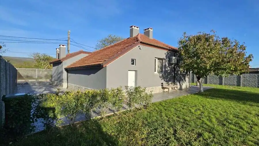 Charming 2-bedroom bungalow with modern updates, located in Guyliovtsa, just 15 km from Sunny Beach.