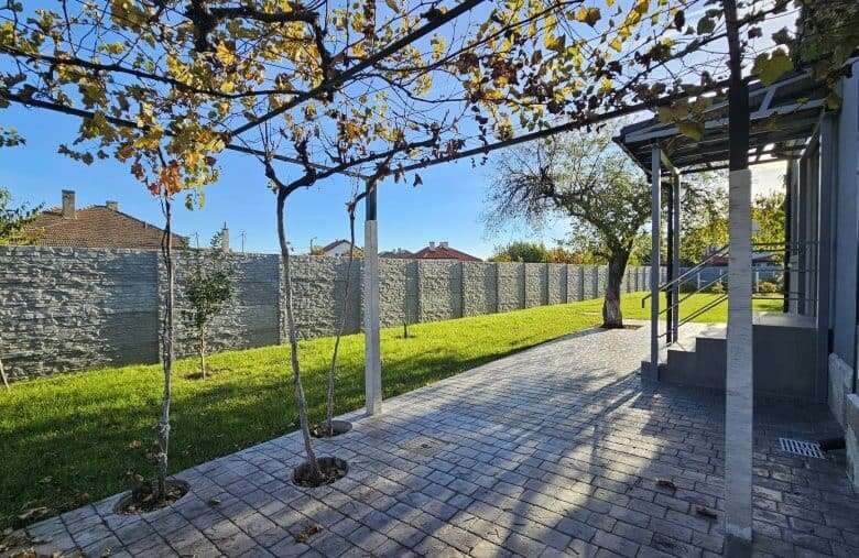 Cozy recently refurbished 2-bedroom bungalow in Guyliovtsa, near Sunny Beach, offering a peaceful re.