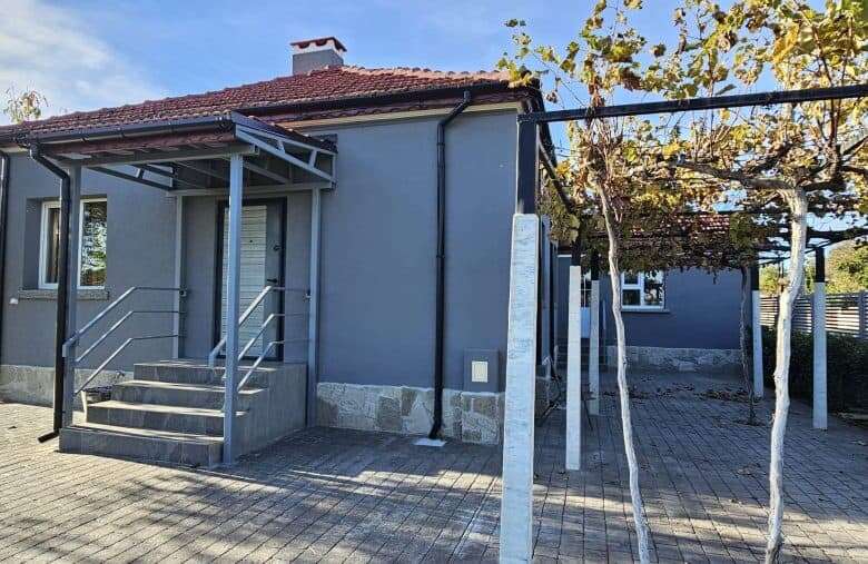 Recently refurbished 2-bedroom bungalow in Guyliovtsa, 15 km from Sunny Beach, with modern updates a.