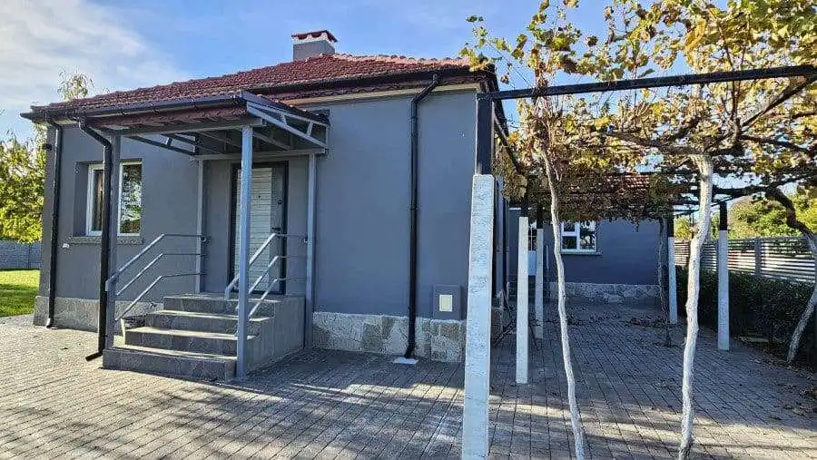 Recently refurbished 2-bedroom bungalow in Guyliovtsa, 15 km from Sunny Beach, with modern updates a.
