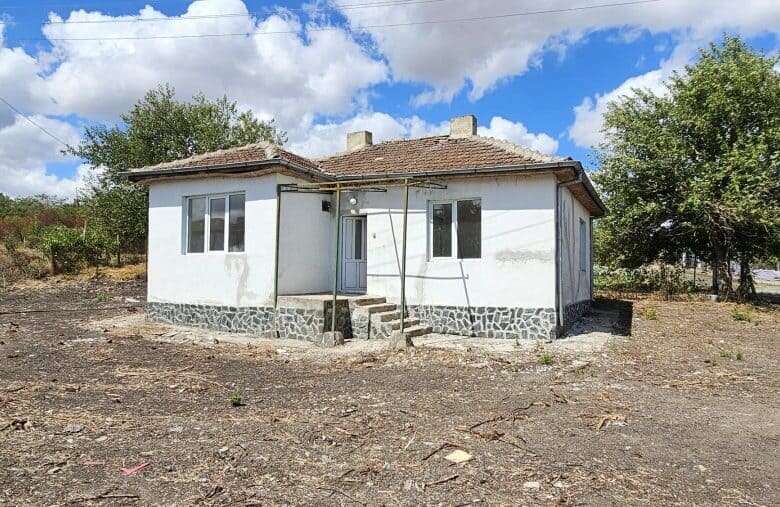 Bright 2-bedroom bungalow located in Dyulevo, Bulgaria, just 5 km from Sredets, ideal for peaceful l.