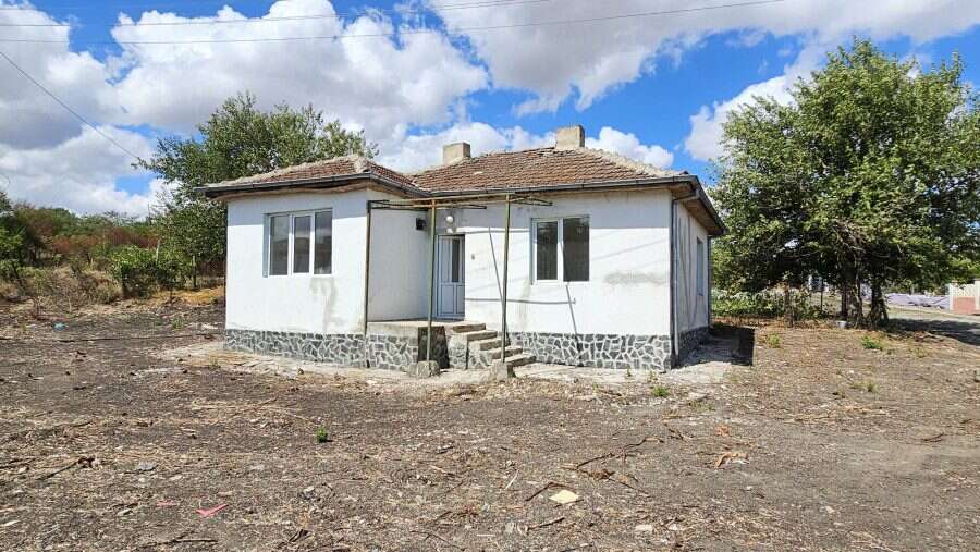 Charming 2-Bed Bungalow in Dyulevo Village Bright 2-bedroom bungalow located in Dyulevo, Bulgaria, just 5 km from Sredets, ideal for peaceful l.