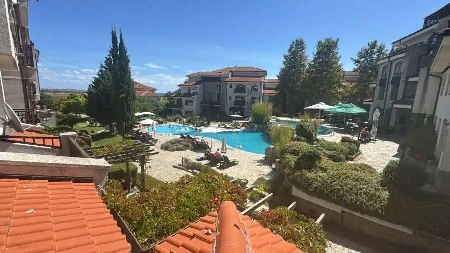 Furnished apartment with pool access in Vineyards SPA Resort, just 2 km from the beach, offering com.