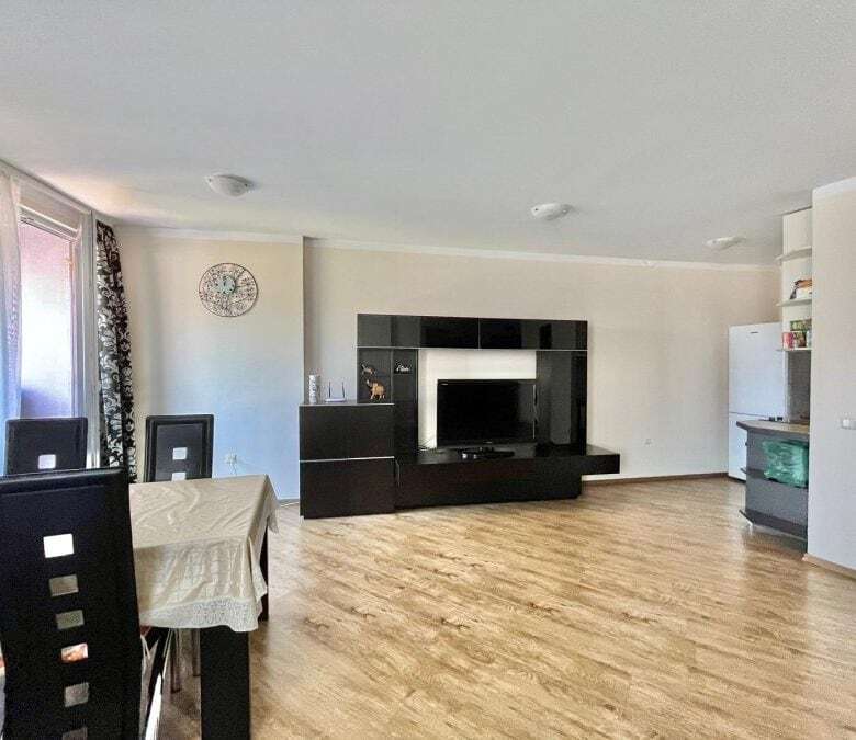 Spacious 82 sq.m. apartment in Sunny Beach Plaza, just 100m from the sea, ideal for holiday or inves.