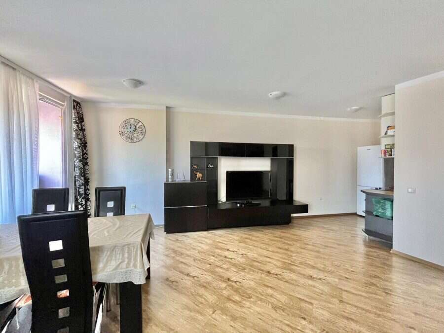 Spacious 82 sq.m. apartment in Sunny Beach Plaza, just 100m from the sea, ideal for holiday or inves.