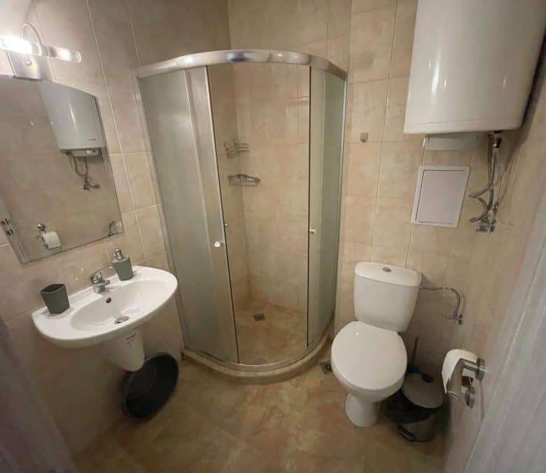 Studio apartment with modern bathroom and shower in Apollon, Ravda.