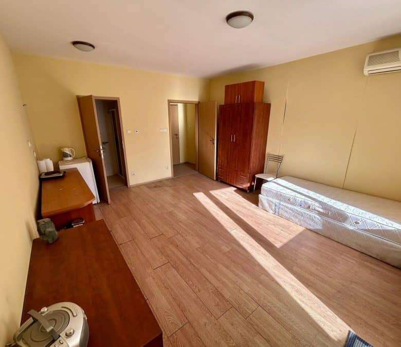 Bright studio with sea and pool views, 41 sq.m., located in Oasis, Ravda, on the first sea line.