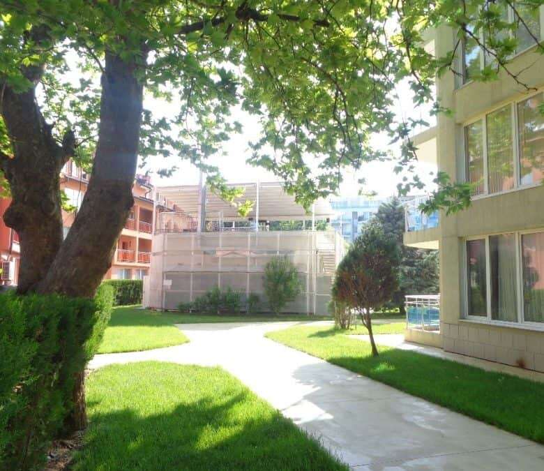 Studio apartment with sea and pool views in Oasis, Ravda, 41 sq.m., first sea line.