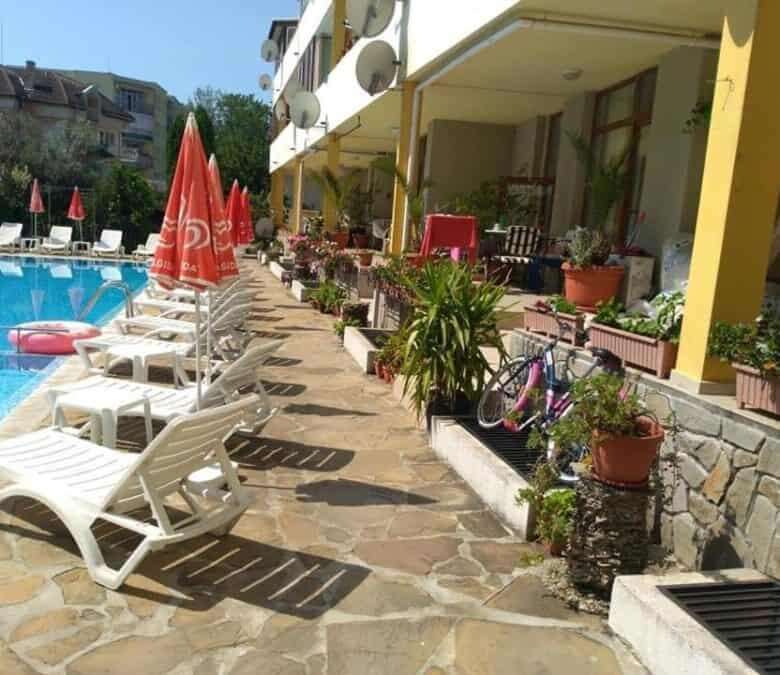 Bright studio apartment in the Blue Summer complex, Sunny Beach, Bulgaria, with poolside views and o.