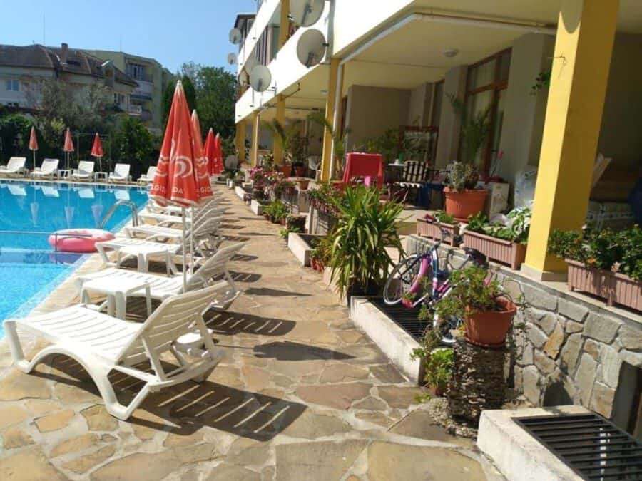 Bright studio apartment in the Blue Summer complex, Sunny Beach, Bulgaria, with poolside views and o.