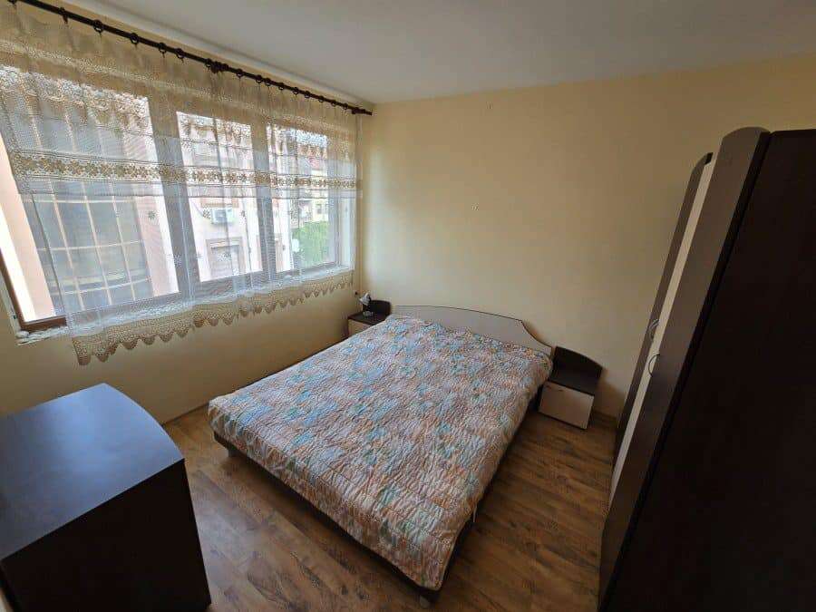 Cozy Fully Furnished Bedroom in Elitonia 2 Comfortable bedroom with a large window and natural light in Elitonia 2, Ravda.