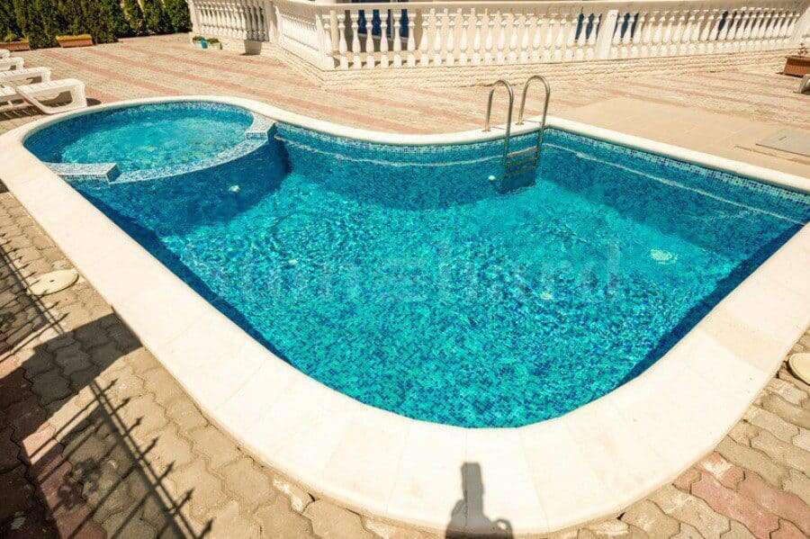 Sea View 1-Bed Apartment in Nessebar Swimming pool at a seaside apartment in Nessebar, close to the beach.