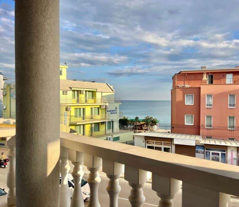Bright 1-bedroom apartment with sea view, 30m to the beach in Nessebar.