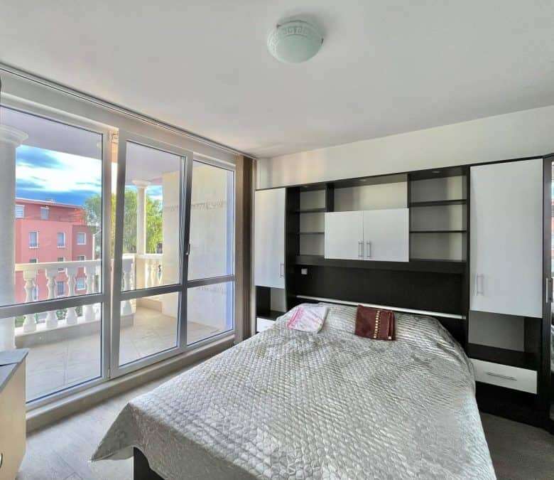 Sea view 1-bedroom apartment, 58 sq.m., in Nessebar, 30 m to the beach.