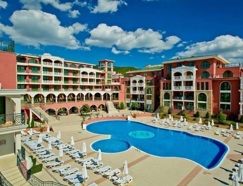 Beautiful large ground floor studio near the sea in Sveti Vlas, just 300m from the beach.