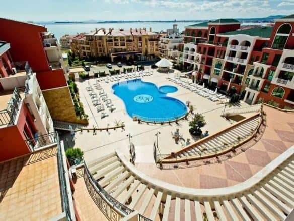 Bright, spacious ground floor studio apartment near the sea in Sveti Vlas.