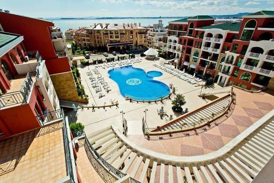 Bright, spacious ground floor studio apartment near the sea in Sveti Vlas.