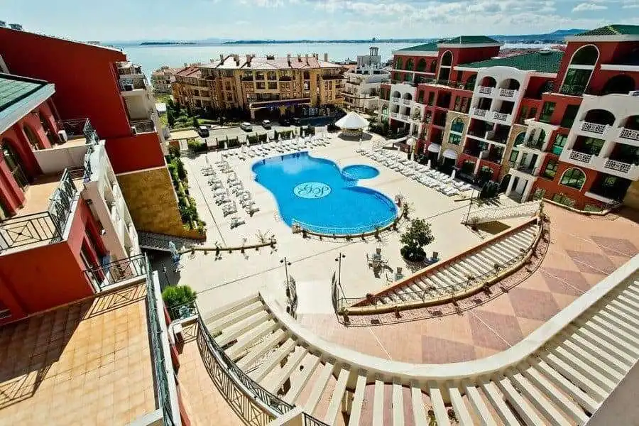 Bright, spacious ground floor studio apartment near the sea in Sveti Vlas.