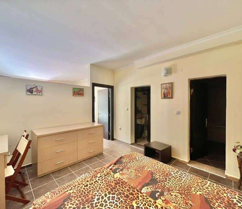 Bright ground floor studio with 55 sq.m. in St. George, Sveti Vlas, just 300 meters from the beach.