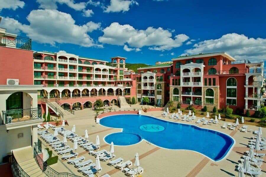 Beautiful ground floor apartment with pool view in Sveti Vlas, just 300m from the sea.