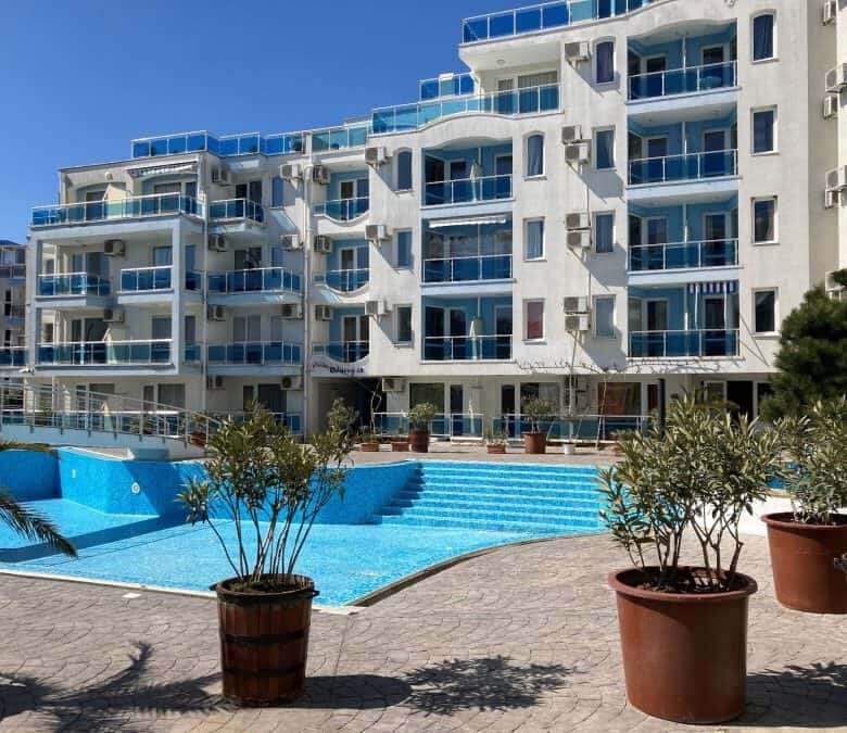 Bright apartment with pool view, 38 sq.m., near the sea in Nessebar.