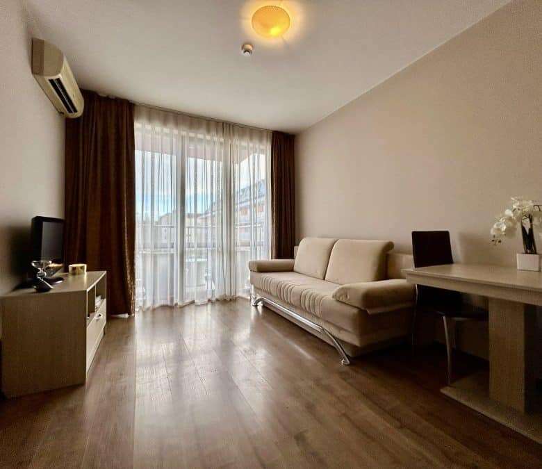 Apartment with living area and balcony in Tarsis, Sunny Beach, perfect for relaxation.