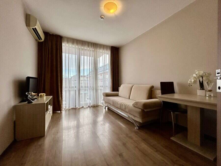 Cozy 1-Bed Apartment in Tarsis – Sunny Beach Apartment with living area and balcony in Tarsis, Sunny Beach, perfect for relaxation.
