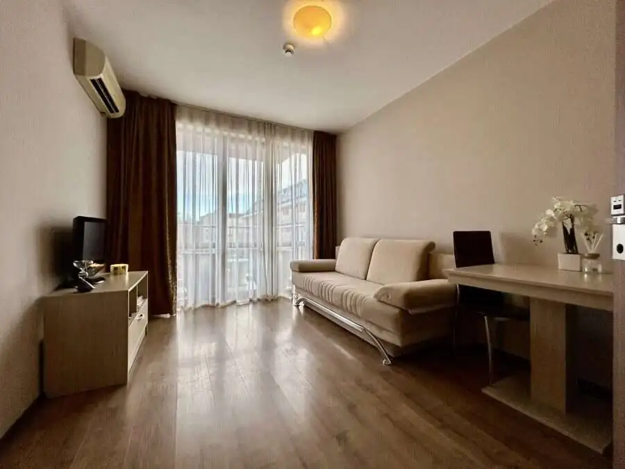 Cozy 1-Bed Apartment in Tarsis – Sunny Beach Apartment with living area and balcony in Tarsis, Sunny Beach, perfect for relaxation.